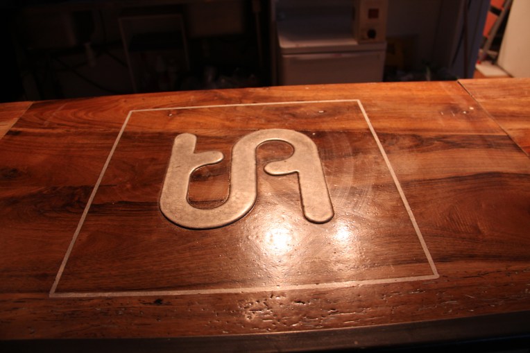 Atelier TA le logo sur le bar